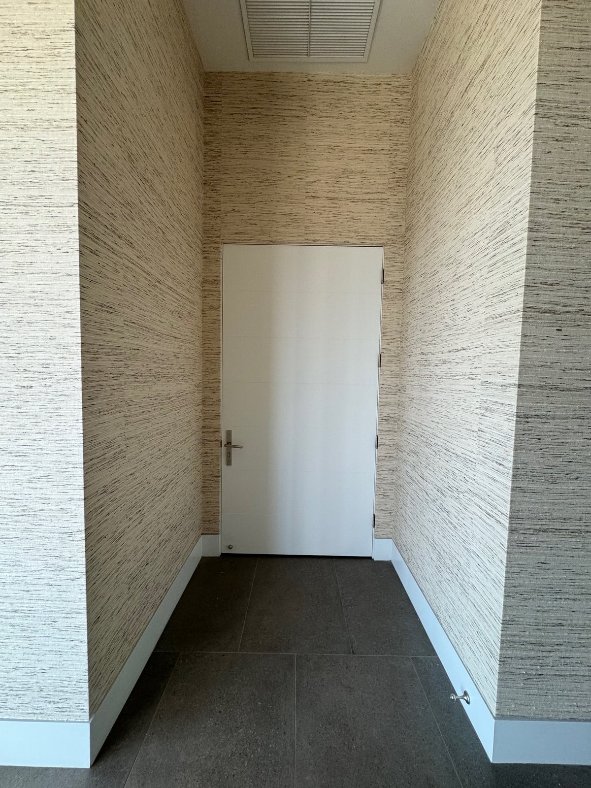 Wool wallcovering in a master suite — image 3