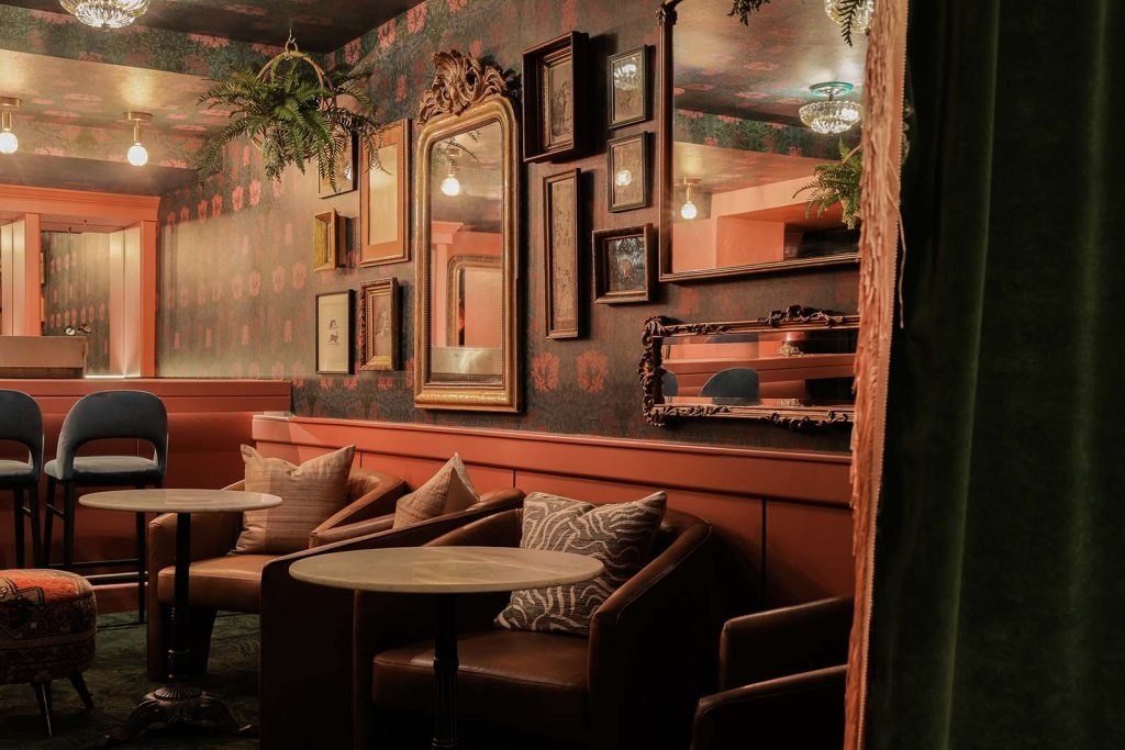 Lounge and bar wallcovering — image 3