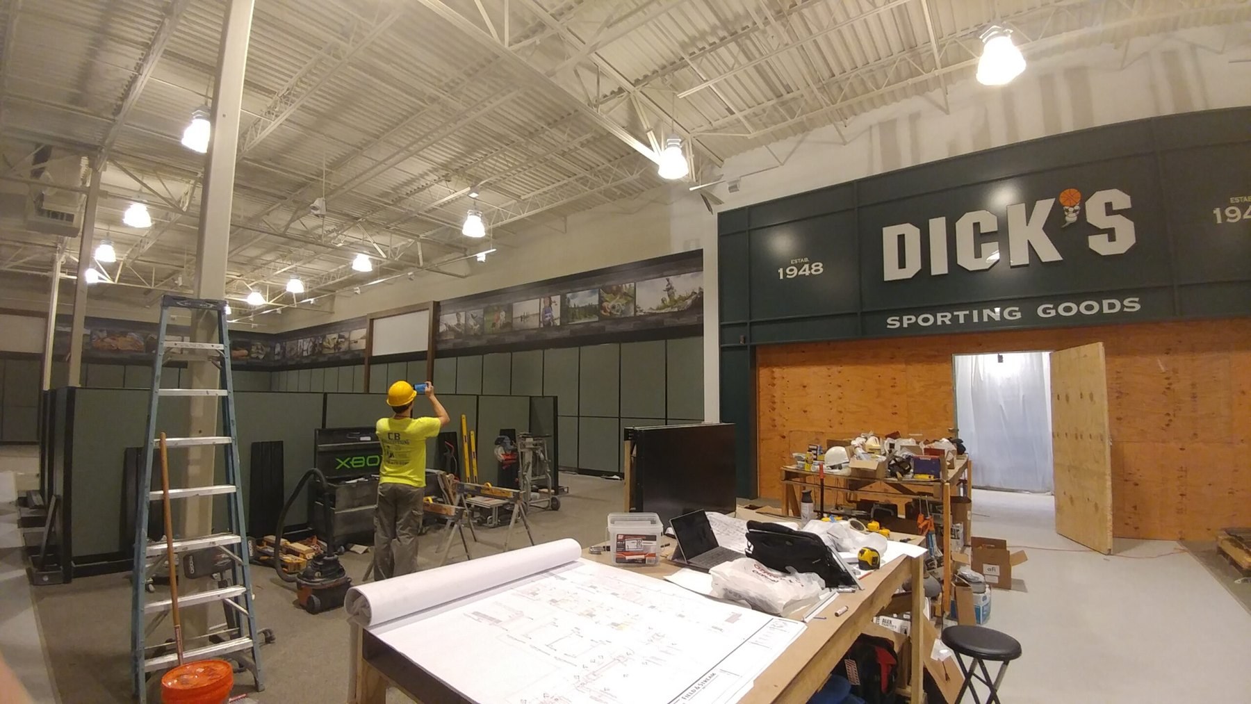 Sporting-goods retail walls — image 2
