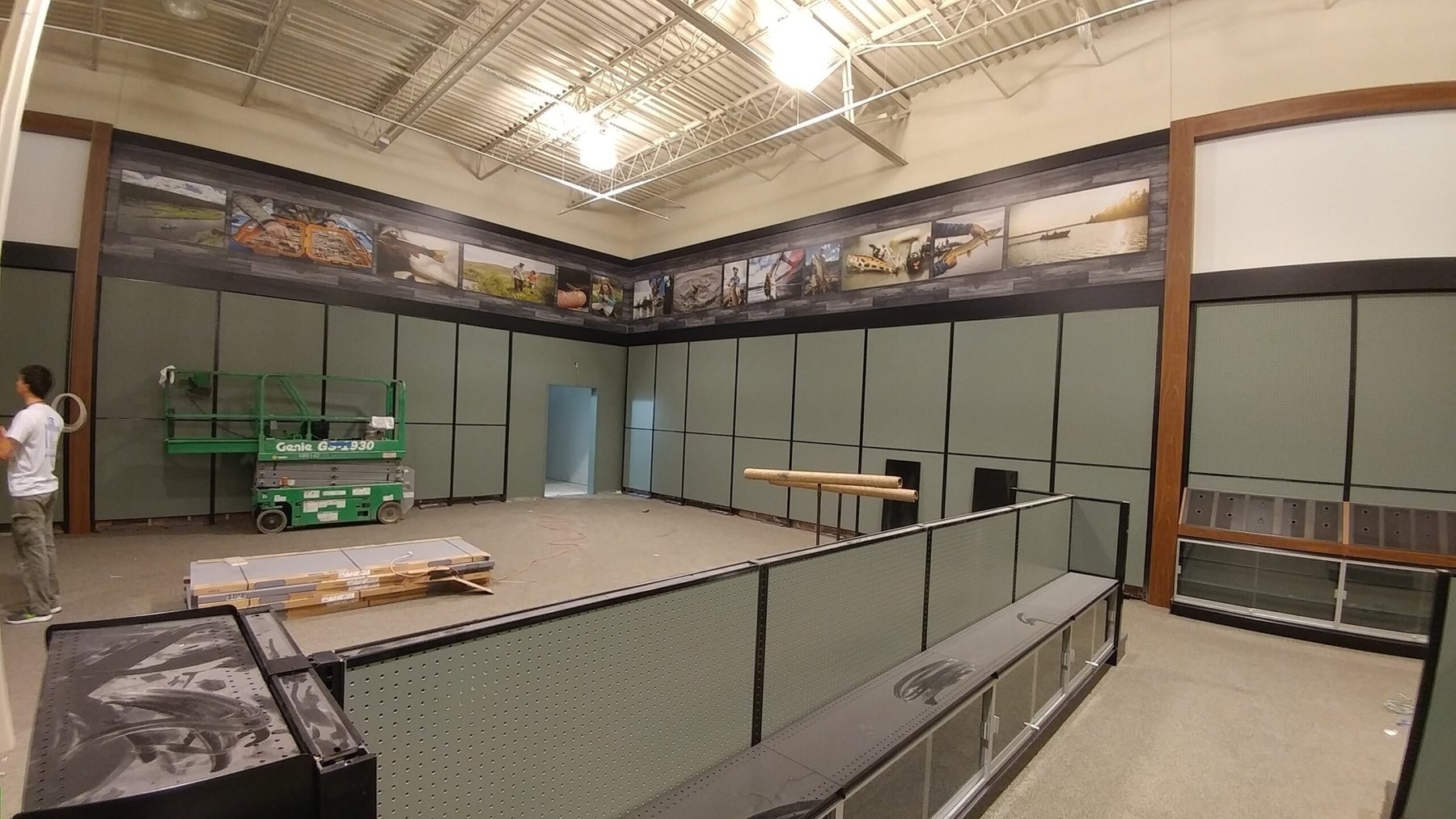 Sporting-goods retail walls — image 1
