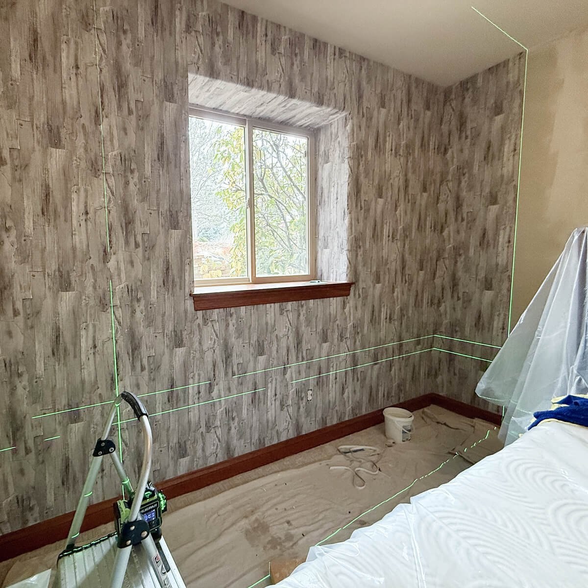 Wood-look bedroom walls — image 2