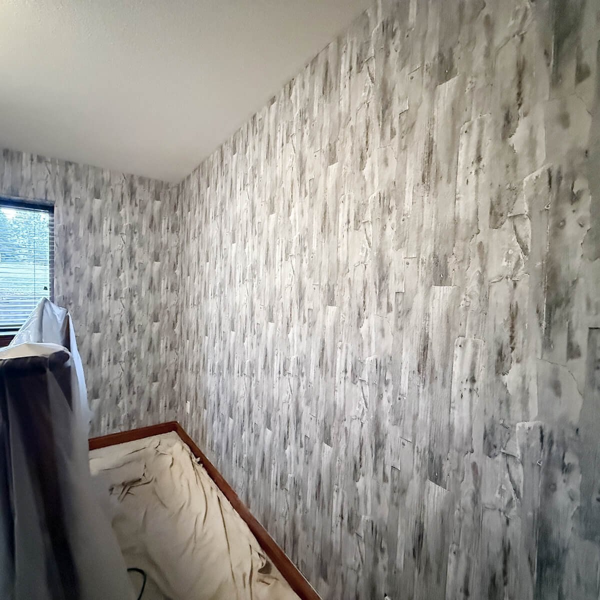 Wood-look bedroom walls — image 1