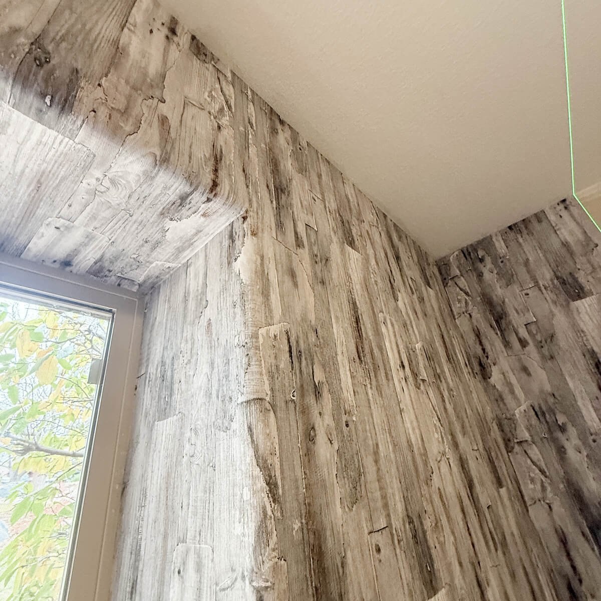 Wood-look bedroom walls — image 3