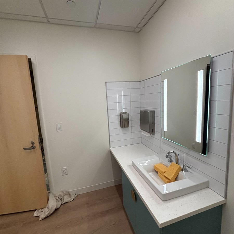 Dark botanical bathroom — image 2