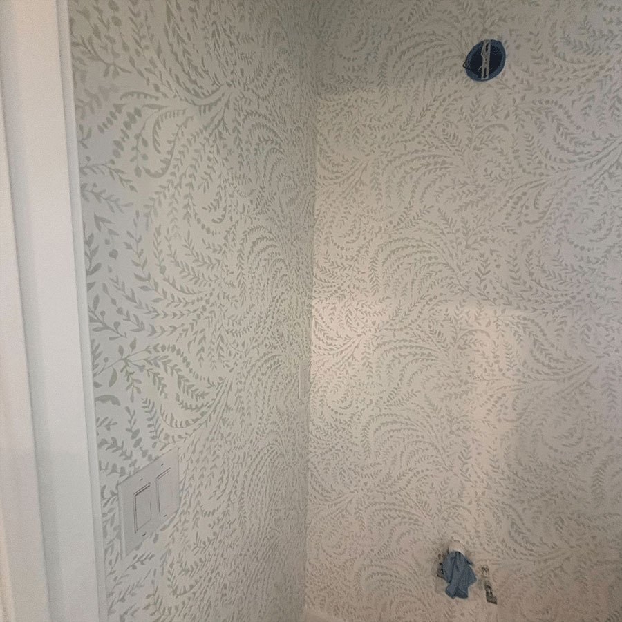 Patterned bathroom wall — image 1