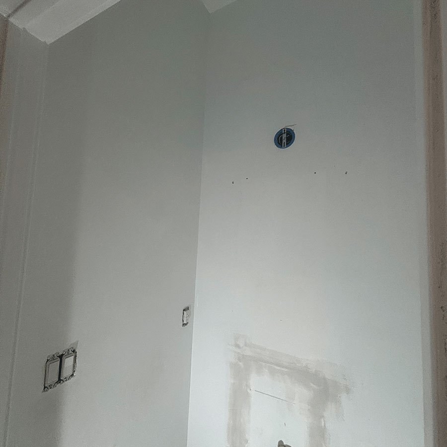 Patterned bathroom wall — image 2