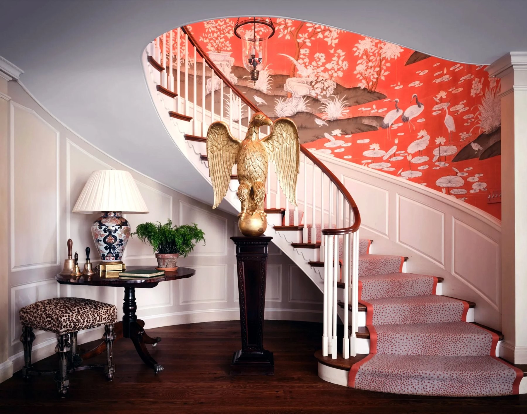 Curved scenic staircase — image 1